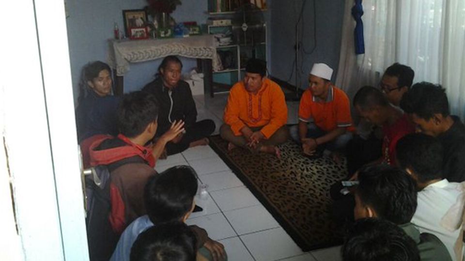 Ketua umum Jakmania berada di rumah korban (Muhammad Fahreza). Copyright: &copy; @JakmaniaOnTweet
